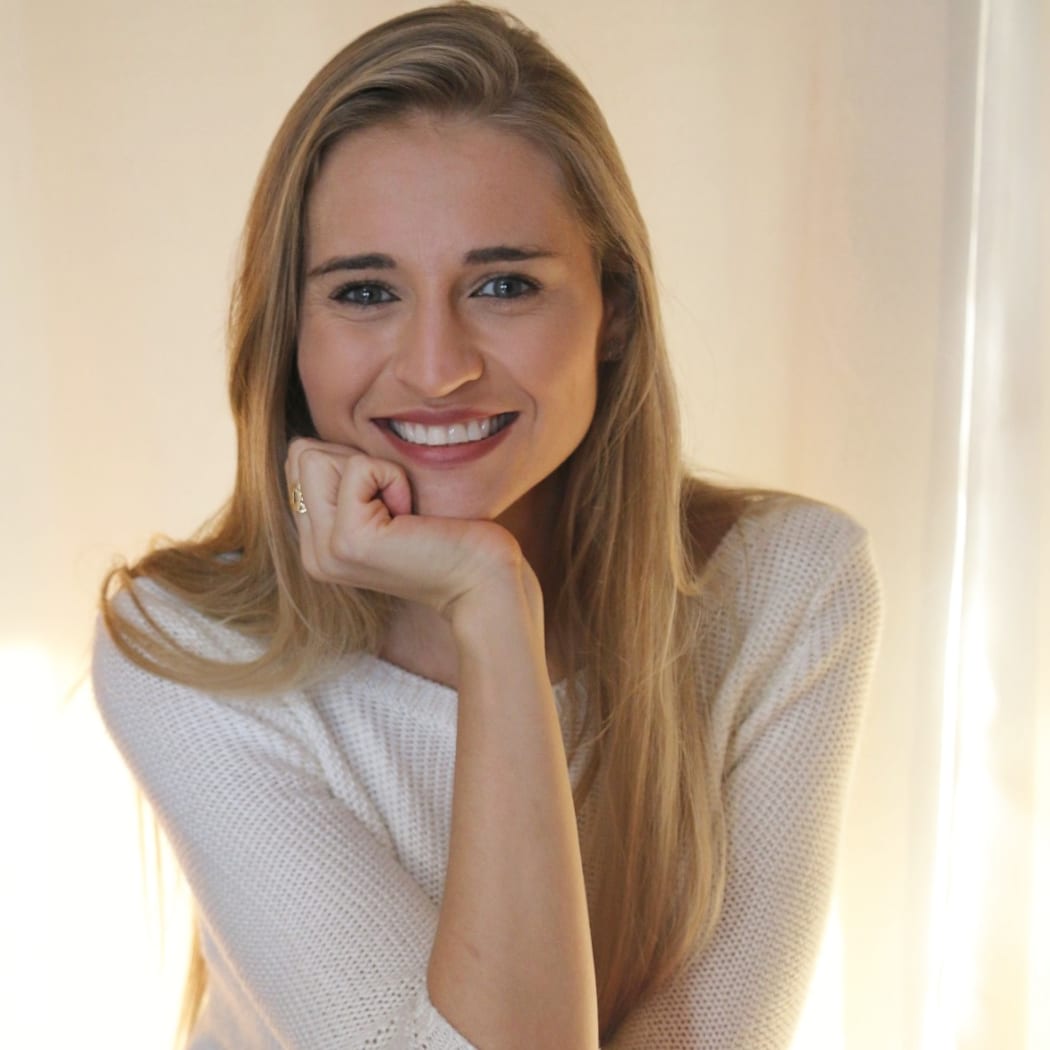 Laura Wolf atendendo